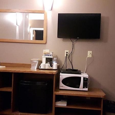 Canway Inn & Suites Dauphin ภายนอก รูปภาพ