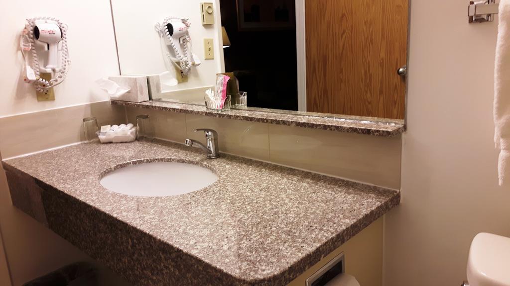 Canway Inn & Suites Dauphin ภายนอก รูปภาพ