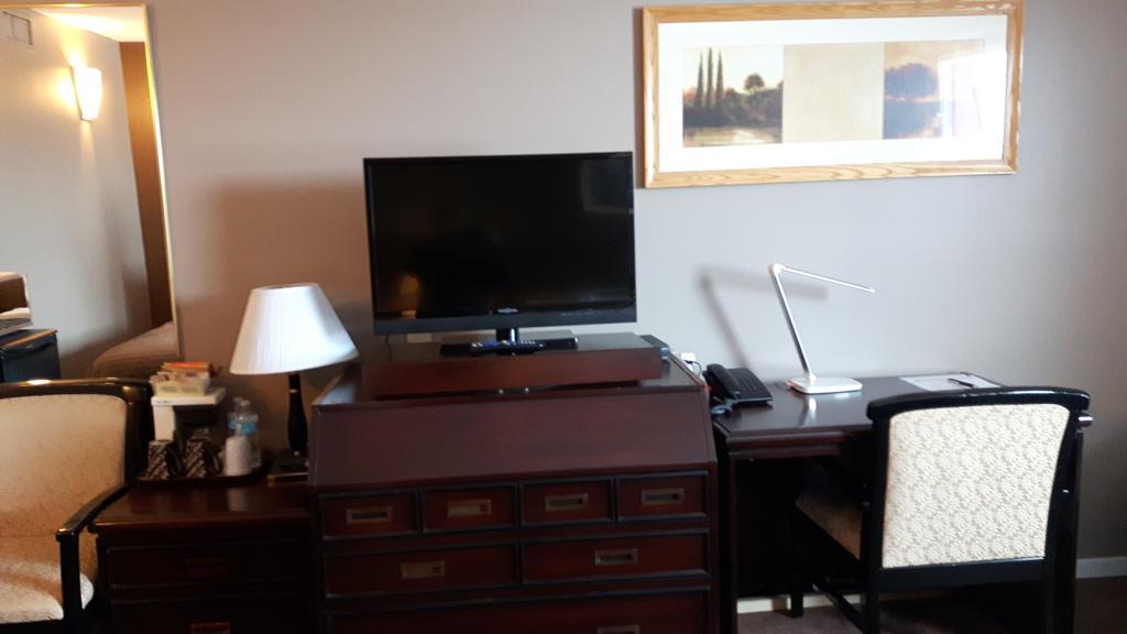 Canway Inn & Suites Dauphin ภายนอก รูปภาพ